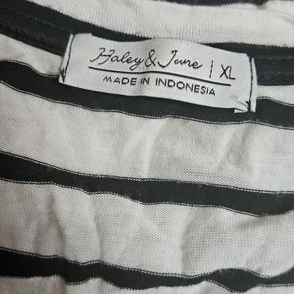 White and Black Striped Short Sleeve Top Size XL - Picture 3 of 4